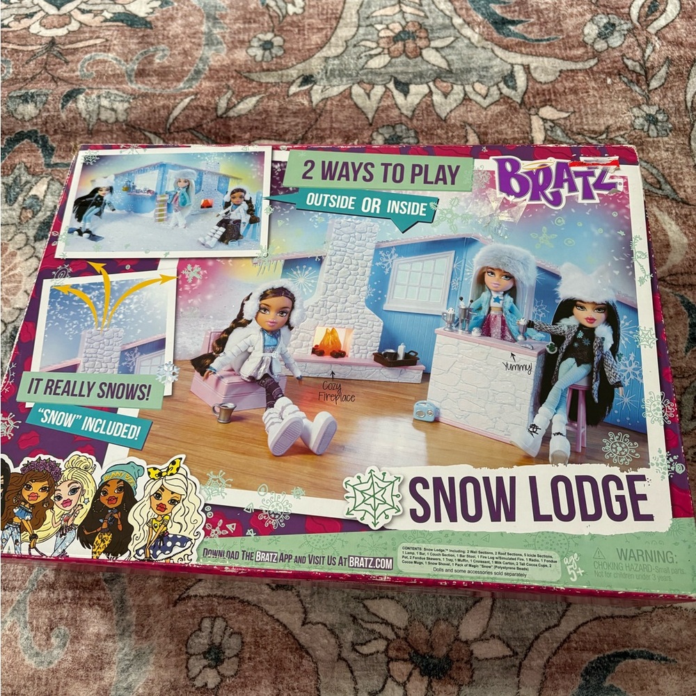 Bratz Snow-Kissed Snow Lodge Ski Cabin House Playset and Accessories